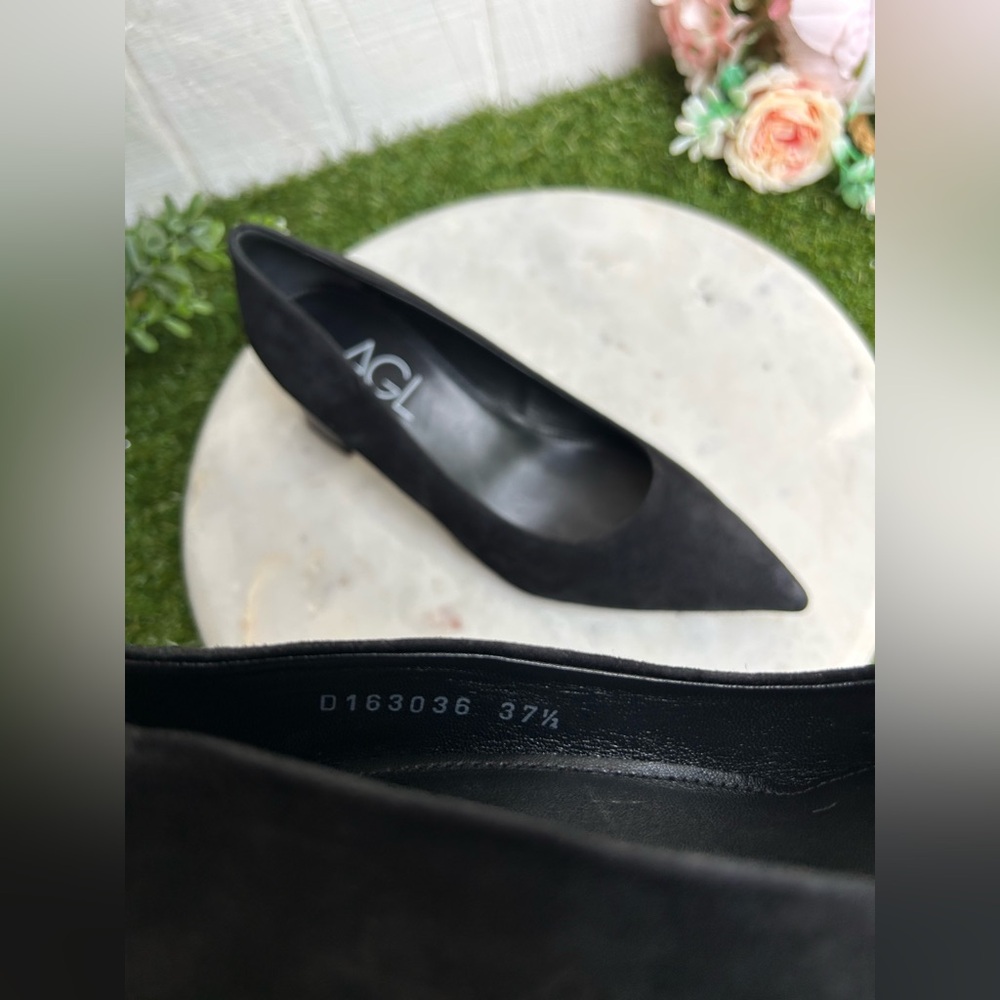 AGL women
Tracy Block Heel Pump black suede
$395 size 37.5 New - Picture 15 of 16